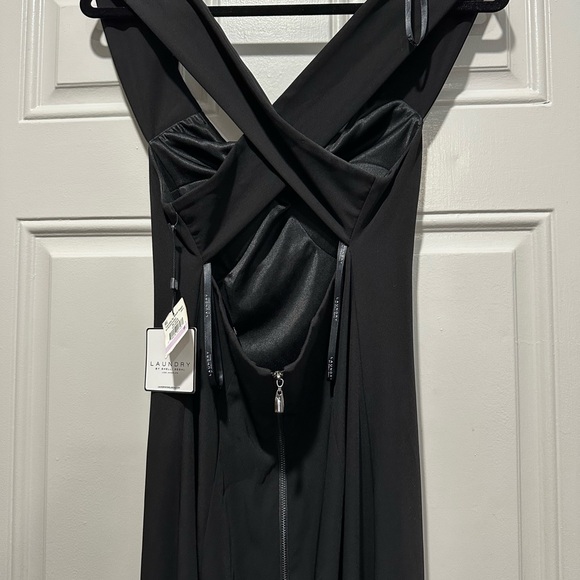 Beautiful and modern formal dress - Picture 5 of 5